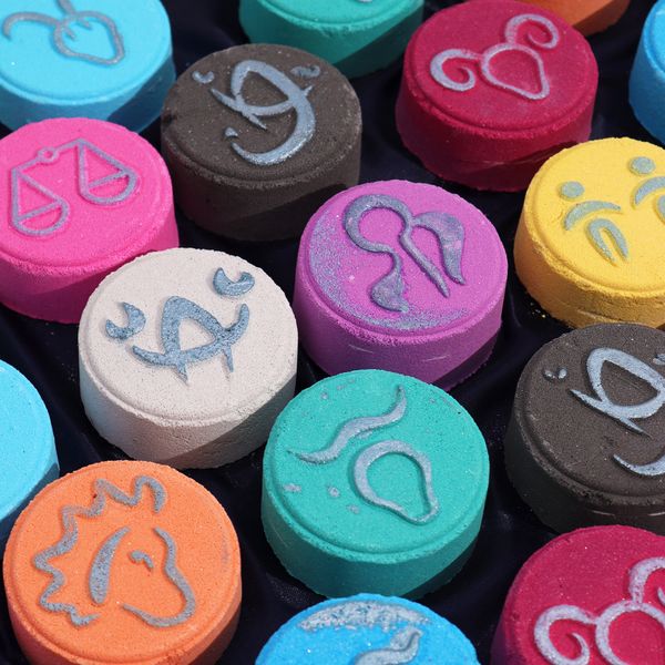 Box of 2 Zodiac Bath Fizzers with Horoscope - Aquarius