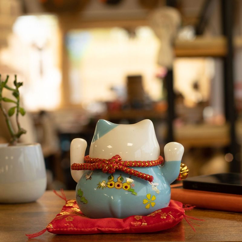 Ceramic Money Cat Moving Hand - Blue on Cushion (battery not included)