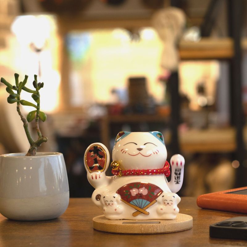 Solar Money Cat Wooden Base - Blue moving Hand