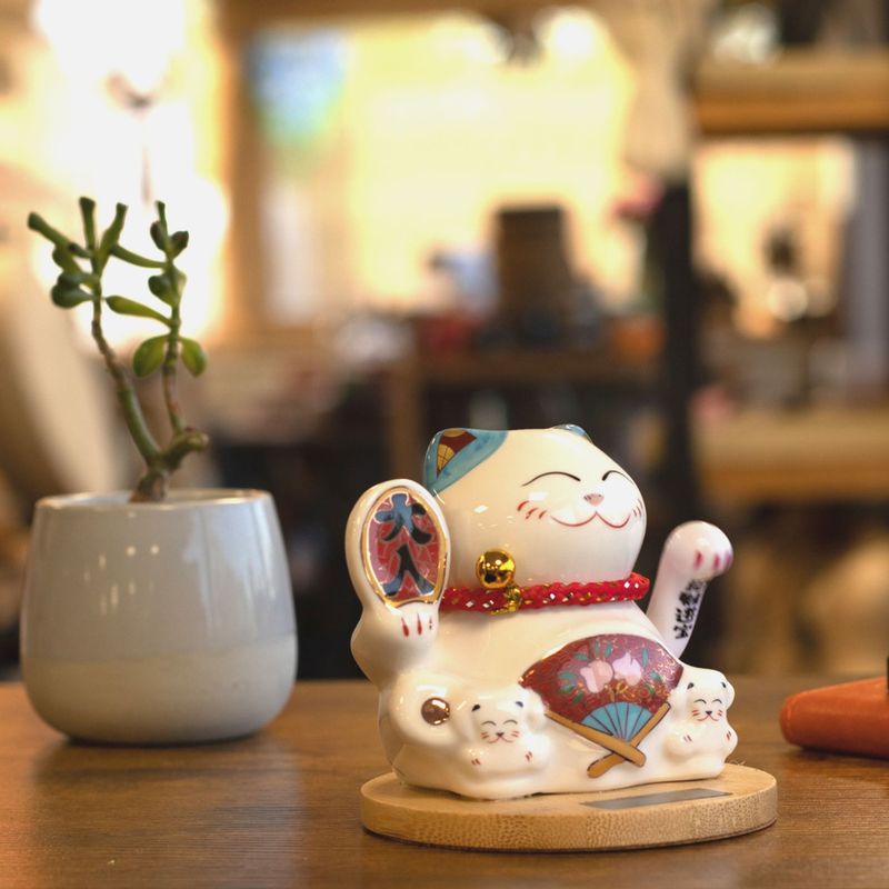 Solar Money Cat Wooden Base - Blue moving Hand