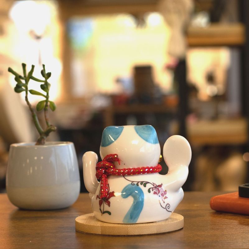 Solar Money Cat Wooden Base - Blue moving Hand