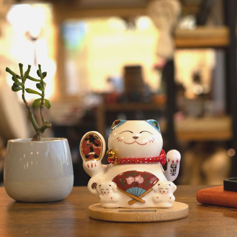 Solar Money Cat Wooden Base - Blue moving Hand
