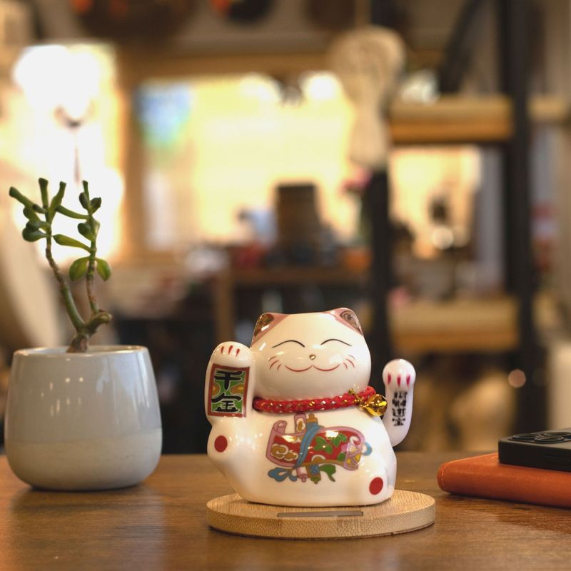 Solar Money Cat Wooden Base - Pink moving Hand