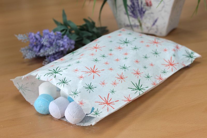 10 x 14 inch Starburst Red & Green Paper Bags
