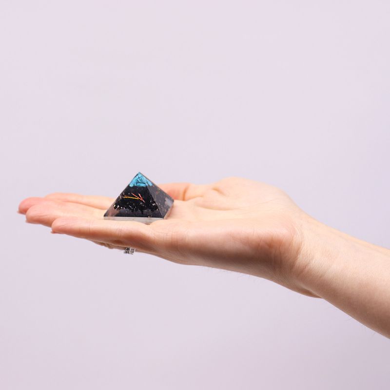 Sm Orgonite Pyramid 25mm Gemchips and Copper
