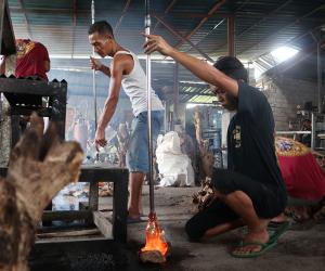 Molten Glass on Wood Production in Bali